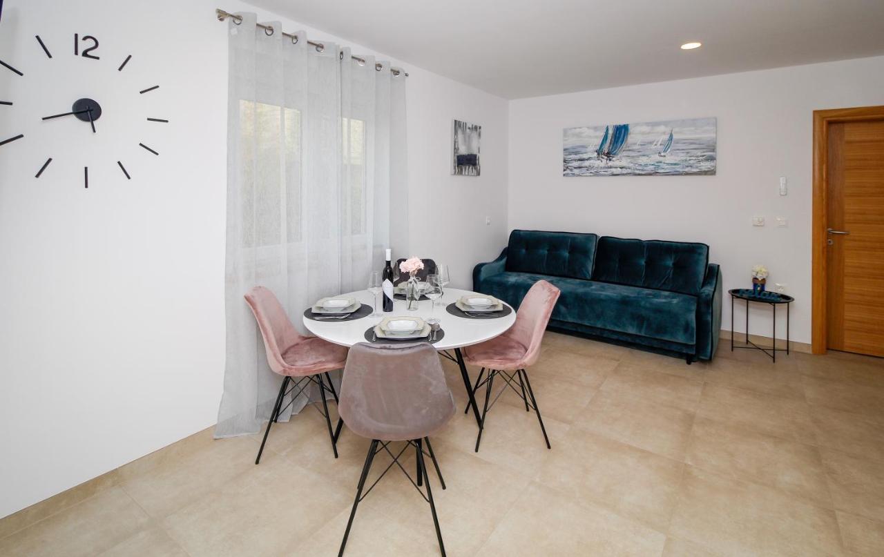 Apartments Balach โปเรช ภายนอก รูปภาพ