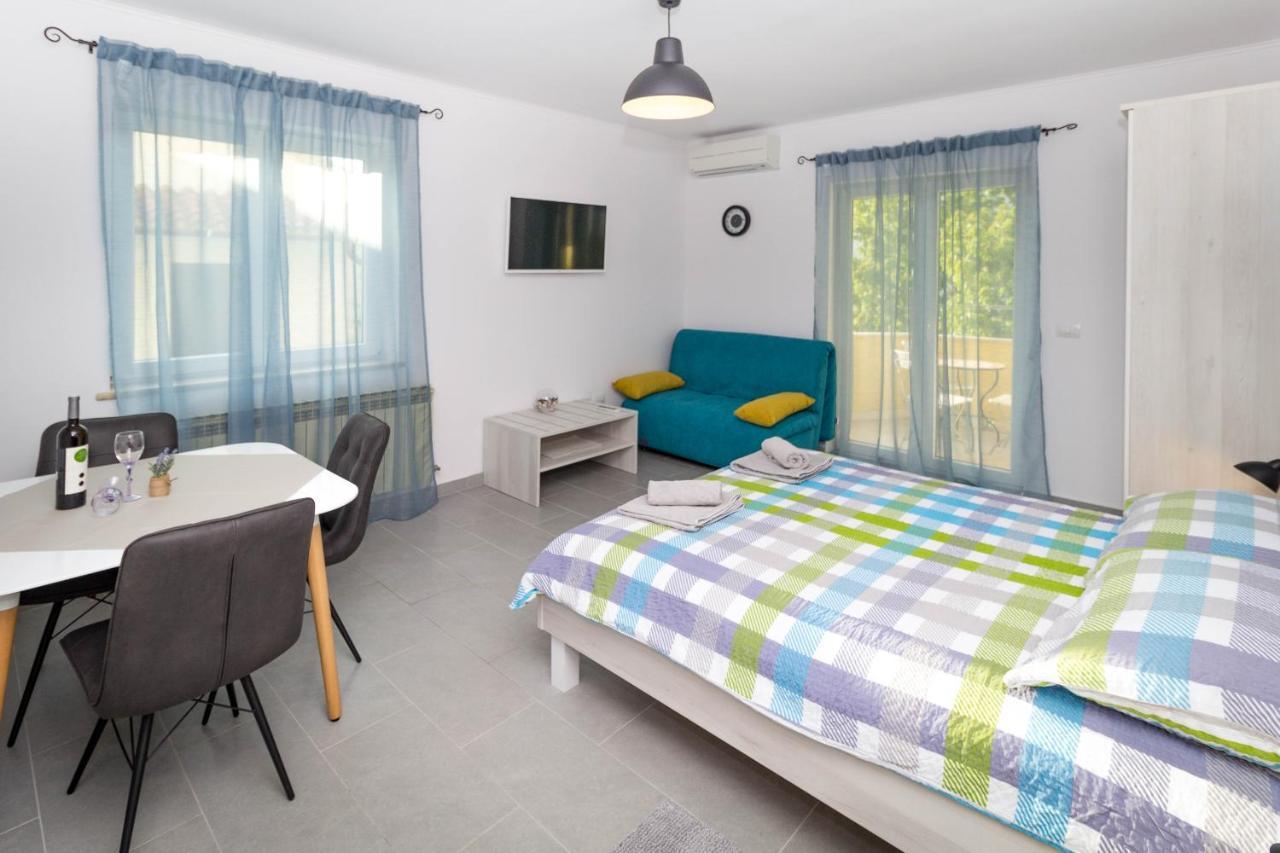 Apartments Balach โปเรช ภายนอก รูปภาพ